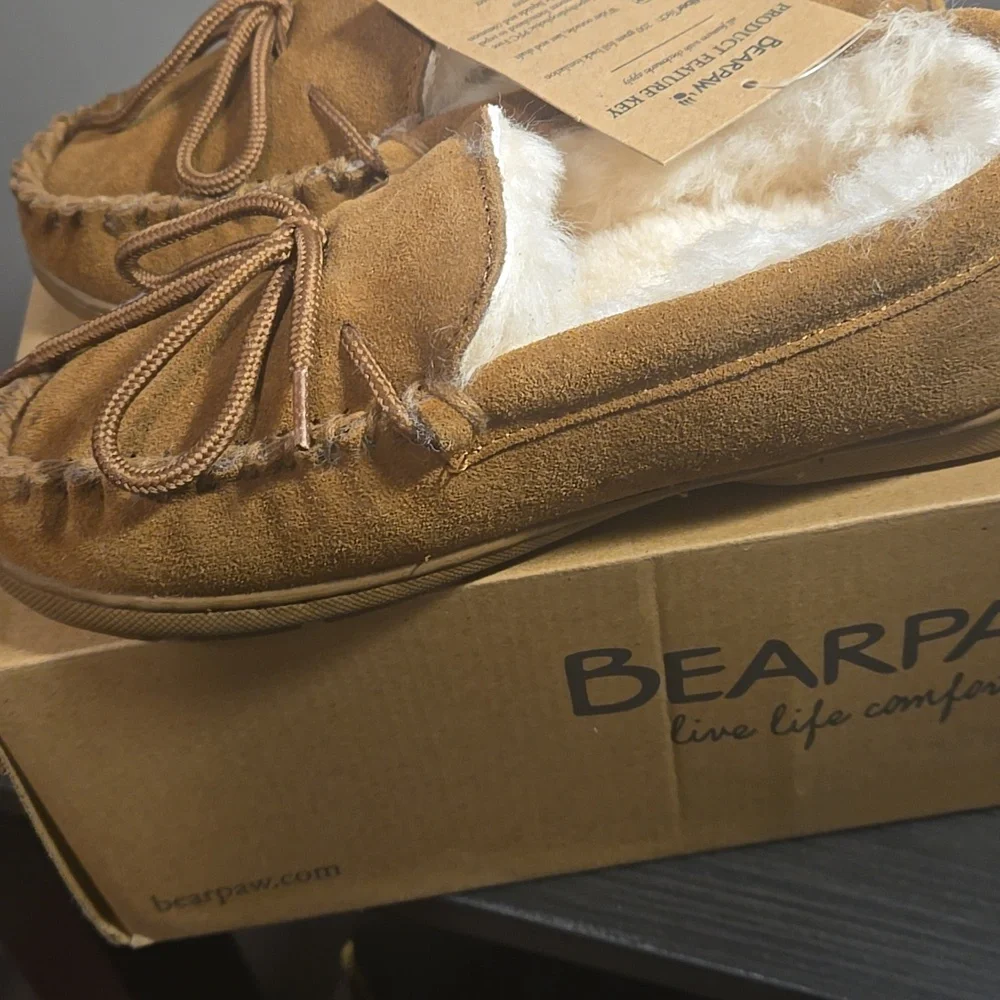 Nwt- BearPaw Chestnut Brown Shearling Moccasin Slippers Size 6 - Picture 2 of 2